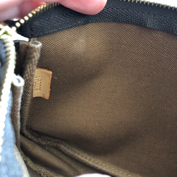 SOLD-Authentic Louis Vuitton pouchette - Picture 4 of 5